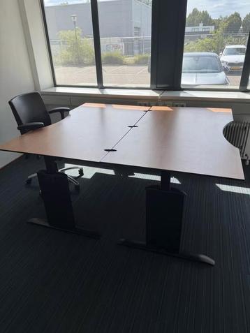 Bureau verstelbaar 2 stuks beschikbaar voor biedingen
