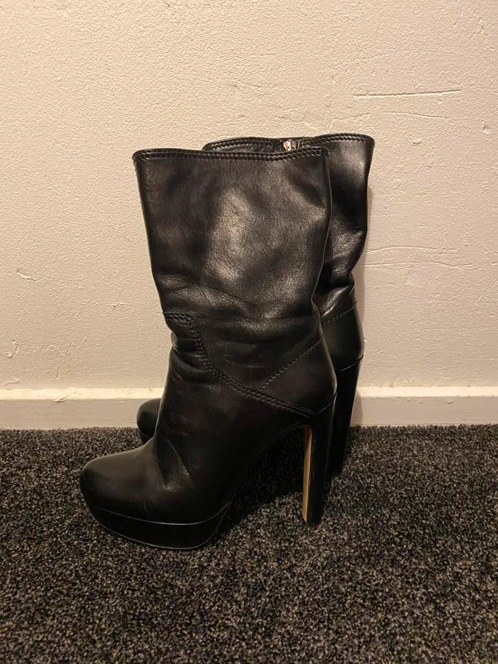 Miu Miu laarzen maat 38, Kleding | Dames, Schoenen, Zo goed als nieuw, Hoge laarzen, Zwart, Ophalen of Verzenden