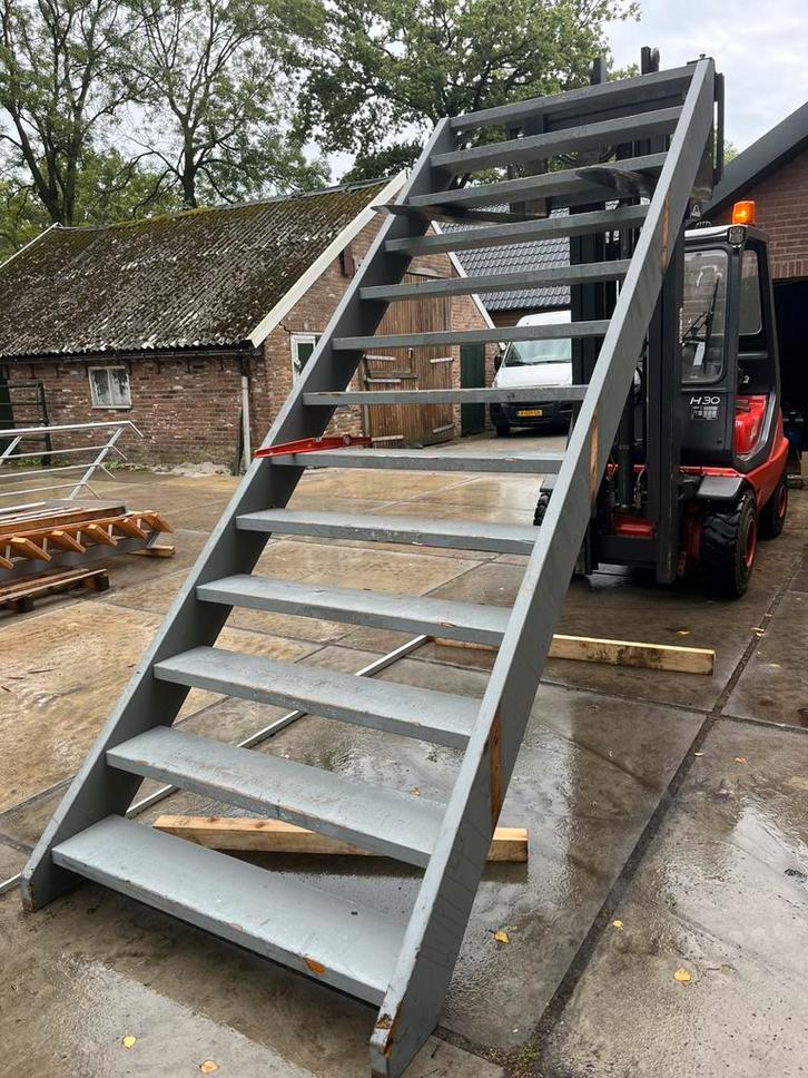 Houten rechte trap 13 treden 2.63 h. 1.25 br. 45 graden, Doe-het-zelf en Verbouw, Ladders en Trappen, Gebruikt, Trap, 2 tot 4 meter