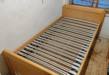 Eenpersoonsbed met lattenbodem 100x200 beschikbaar voor biedingen