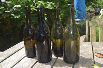 5 Oude wijnflessen, leeg uiteraard.......... beschikbaar voor biedingen