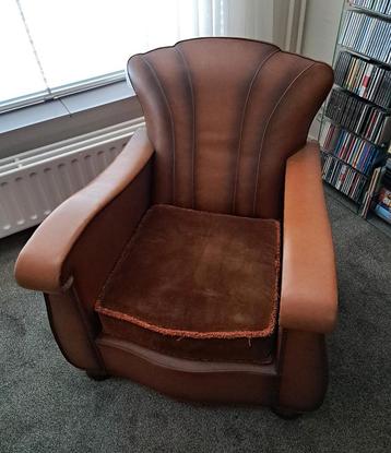 Mooie antieke bruin lederen fauteuil met suède zitkussen beschikbaar voor biedingen