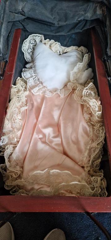 Vintage Poppenwagen met Porseleinen Pop beschikbaar voor biedingen