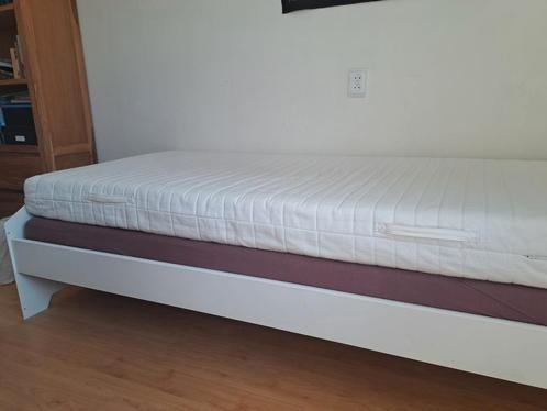 Eenpersoonsbed met twee matrassen, Huis en Inrichting, Slaapkamer | Bedden, Gebruikt, Eenpersoons, 90 cm, 200 cm, Hout, Wit, Ophalen of Verzenden