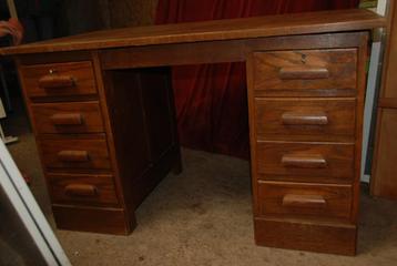 Eiken bureau.  beschikbaar voor biedingen