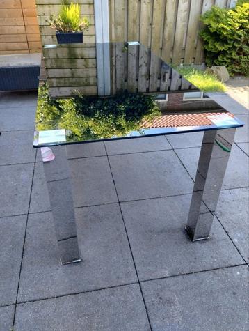 Tafel  beschikbaar voor biedingen