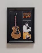 Elvis Presley miniatuur gitaar van hout op lijst decoratie
