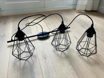 Zwarte moderne hanglamp met drie kappen beschikbaar voor biedingen