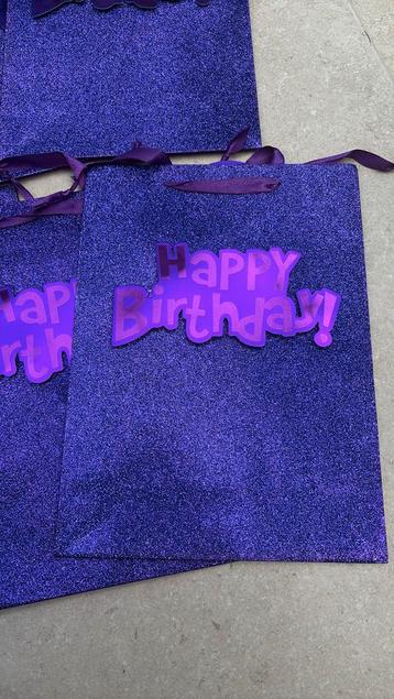 Nieuwe cadeautasjes glitter paars Happy Birthday beschikbaar voor biedingen