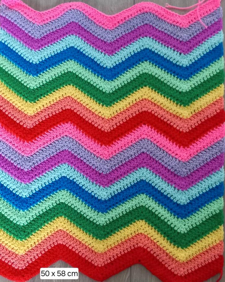 Gondas Creaties Regenboog zigzag deken of poppendeken, Huis en Inrichting, Woonaccessoires | Plaids en Woondekens, Nieuw, Ophalen of Verzenden