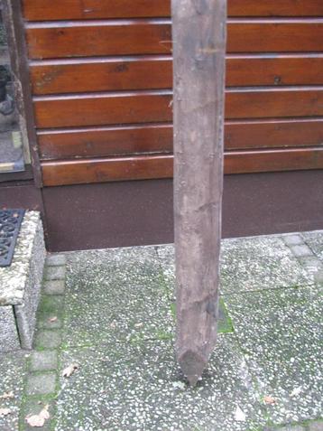 grote ronde houten paal beschikbaar voor biedingen