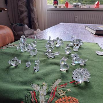 Diverse Swarovski beeldjes en kastje beschikbaar voor biedingen