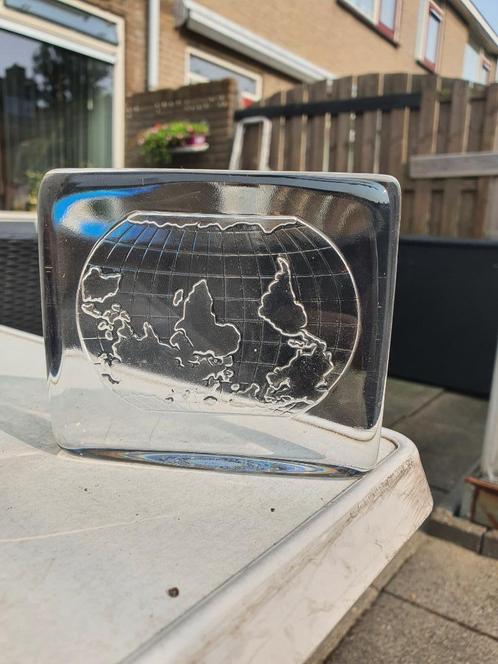Vierkante Paperweight met Wereldbol Afbeelding, Antiek en Kunst, Antiek | Glas en Kristal, Verzenden