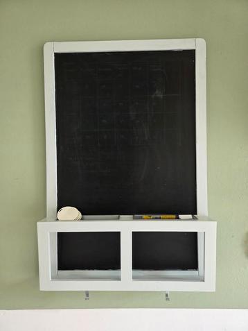 Magnetisch krijtbord met krijtstiften beschikbaar voor biedingen