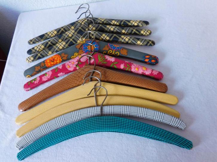 10 Vintage kledinghangers, skai zonder studs, diverse kleure, Verzamelen, Retro