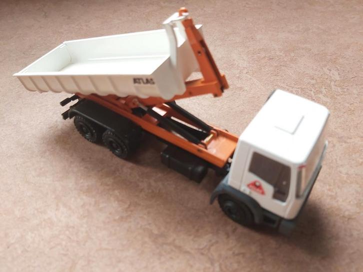 Atlas afzethaak & rolcontainer op chassis van Conrad 1/50, Hobby en Vrije tijd, Modelauto's | 1:50, Nieuw, Bus of Vrachtwagen