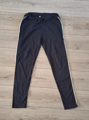 Zoso sportieve broek maat XL zwart met witte bies beschikbaar voor biedingen