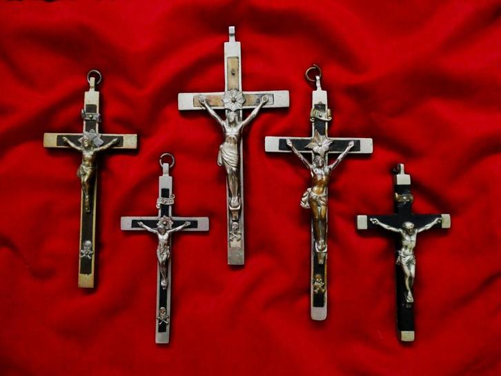 5 Kruizen Crucifix met corpus Jezus schedel kruisbeenderen, Antiek en Kunst, Antiek | Religie, Ophalen of Verzenden