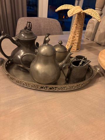Tinnen theepotjes beschikbaar voor biedingen