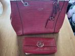 rode Guess tas en portemonnee, Sieraden, Tassen en Uiterlijk, Tassen | Damestassen, Ophalen of Verzenden, Zo goed als nieuw, Rood