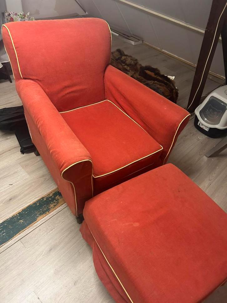 Mooie rode stoel met voetenbankje biggie best, Huis en Inrichting, Banken | Sofa's en Chaises Longues, Zo goed als nieuw, Eenpersoons
