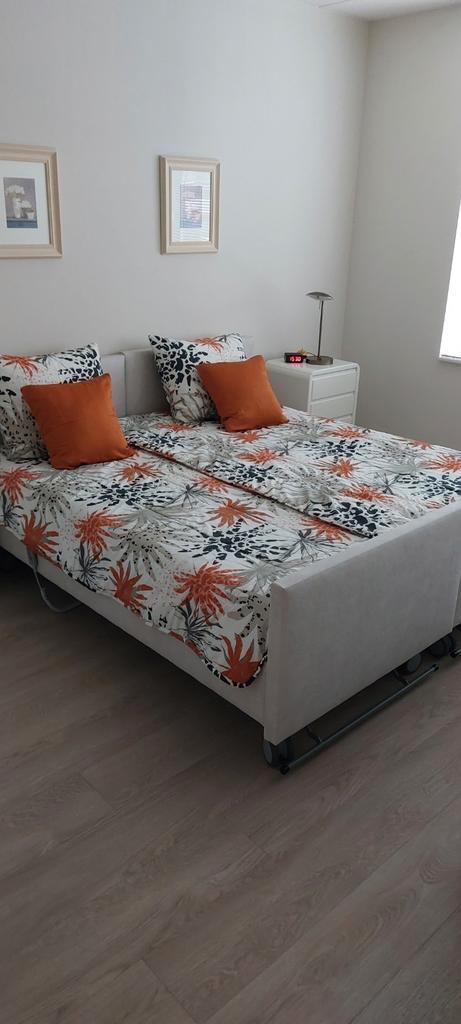 Senioren bedden, Huis en Inrichting, Slaapkamer | Bedden, Zo goed als nieuw, Eenpersoons, 90 cm, 200 cm, Stof, Beige, Verstelbaar