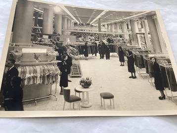 Vintage Foto Warenhuis Interieur Jaren '50-'60 Foto J. van L beschikbaar voor biedingen