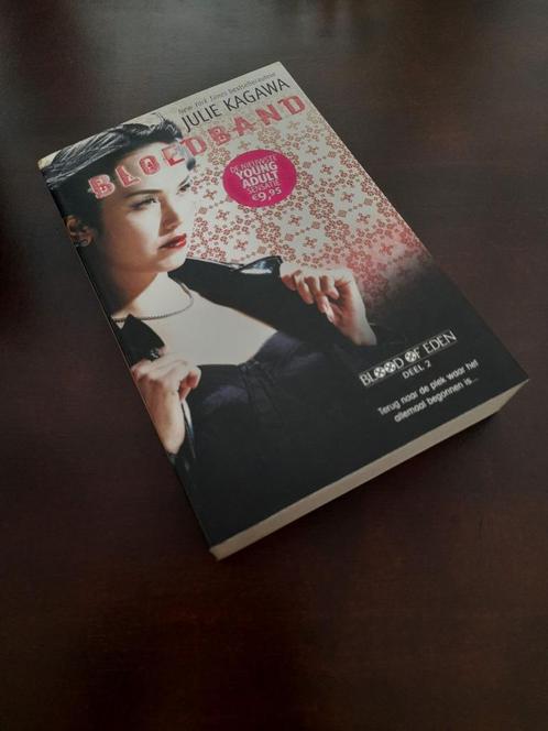 Julie Kagawa - bloedband, Boeken, Fantasy, Zo goed als nieuw, Ophalen of Verzenden