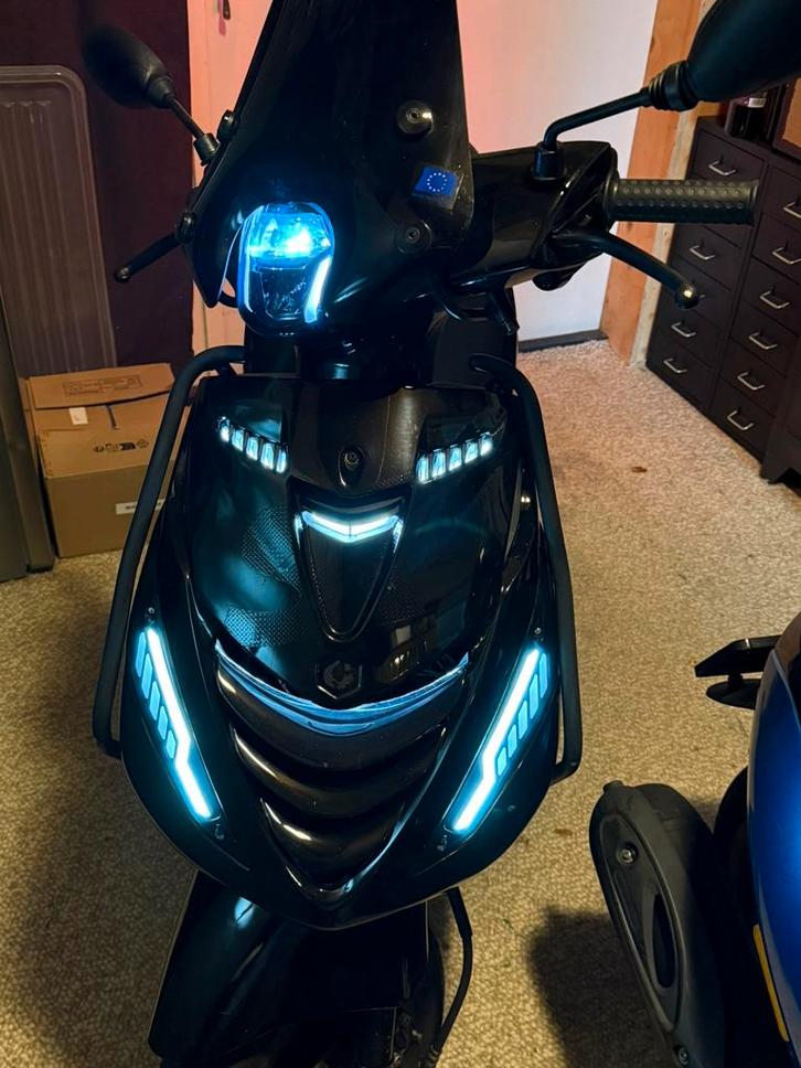Zeer nette Piaggio zip/ 4973 KM / 2020 / alpha leds / 60km/u, Fietsen en Brommers, Scooters | Piaggio, Zo goed als nieuw, Zip
