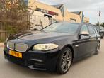 BMW 5-Serie 3.0 M550d Xdirve AUT CARBON SCHWARZ/Pano/Led/Vol, Auto's, Automaat, 2993 cc, 2000 kg, Zwart
