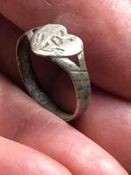 Bodemvondst ANTIEKE ZILVEREN ring met HART aparte gravering!, Ophalen of Verzenden, Zilver, Ring