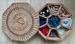 Vintage kralenkettingen in rotan mand, Gebruikt, Overige kleuren, Ophalen of Verzenden, Overige materialen
