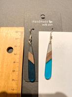 Lichtgewicht oorbellen van hout met epoxy.

Kleur: blauw, Overige materialen, Hangers, Nieuw, Verzenden