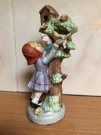 Hummel Beeldje - Meisje bij Boom 17cm, Antiek en Kunst, Ophalen of Verzenden