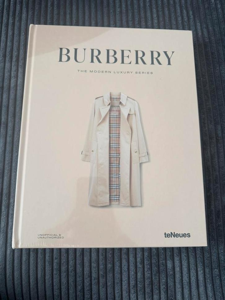 The Modern Luxury Burberry Coffee table book, Boeken, Mode, Nieuw, Mode algemeen, Ophalen of Verzenden