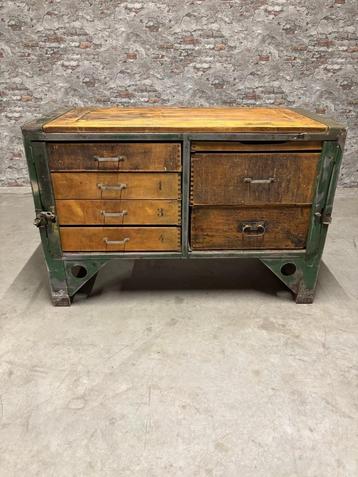 Industrieel vintage leger bureau - werkbank nr.1023 beschikbaar voor biedingen