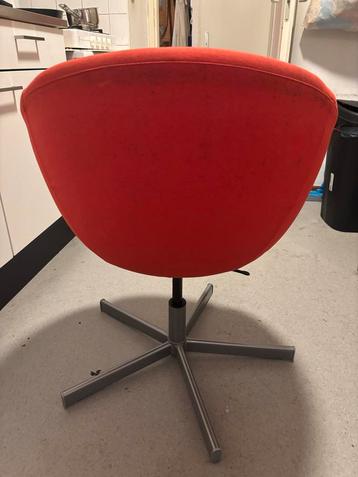 Rode Stoffen Stoel met Metalen Onderstel beschikbaar voor biedingen