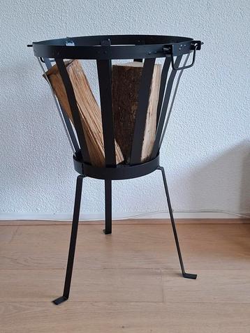 Vuurkorf met haardblokken beschikbaar voor biedingen