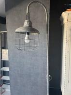 Mooie vloerlamp , leuk voor een sobere of stoere inrichting, Huis en Inrichting, Lampen | Vloerlampen, Ophalen, Zo goed als nieuw