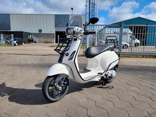 vespa sprint 2020. Wit custom opbouw geel kenteken, Fietsen en Brommers, Scooters | Vespa, Zo goed als nieuw, Ophalen