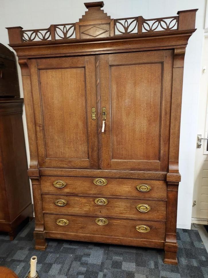 Hollands Louis Seize eikenhouten hekjeskabinet., Antiek en Kunst, Curiosa en Brocante, Ophalen