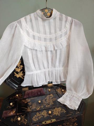 Antieke bodice brocante kant broderie batiste  beschikbaar voor biedingen