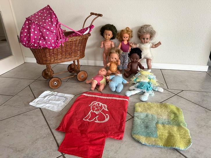 rieten poppenwagen roze + dekbed veschillende poppen H26-39, Kinderen en Baby's, Speelgoed | Poppen, Zo goed als nieuw, Overige typen