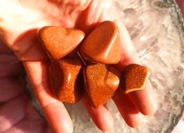 Goudsteen "Monnikengoud" knuffelstenen. beschikbaar voor biedingen