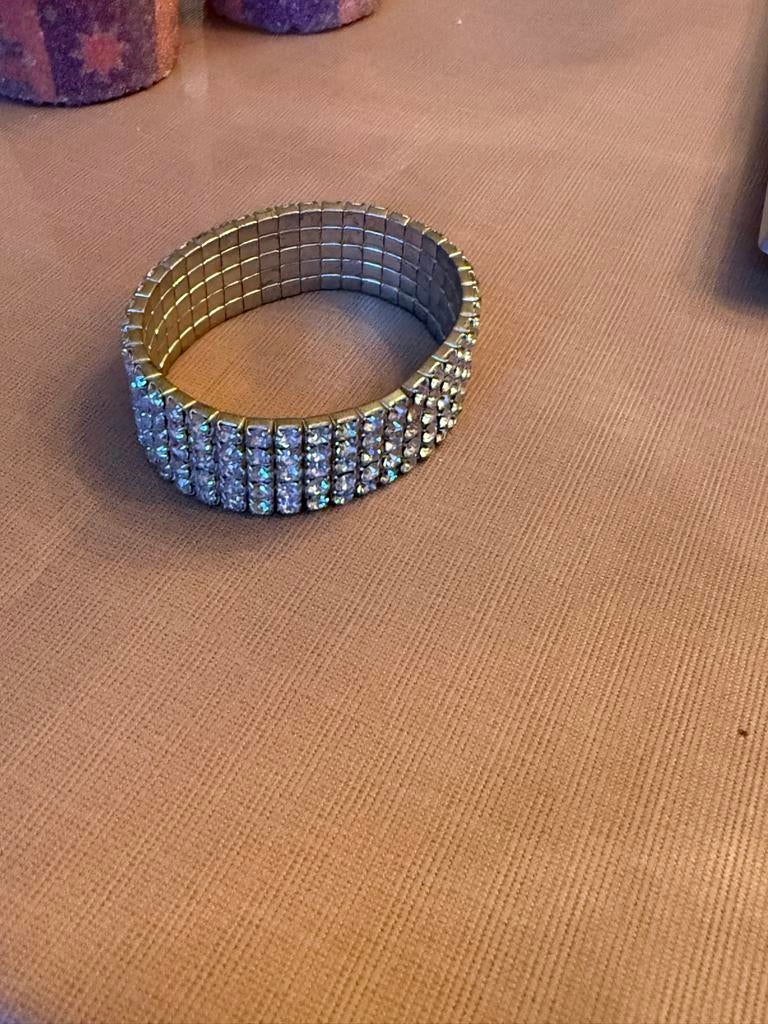 Zilverkleurige armband met strass, Sieraden, Tassen en Uiterlijk, Ophalen, Zo goed als nieuw, Elastiek, Zilver