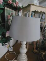 Landelijke tafellamp houten voet licht groene kap, 50 tot 75 cm, Landelijk brocante vintage, Belle Vieille Brocante, Ophalen of Verzenden