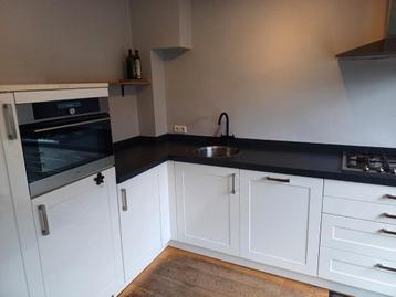 *Witte keuken met antraciet stenen blad* beschikbaar voor biedingen