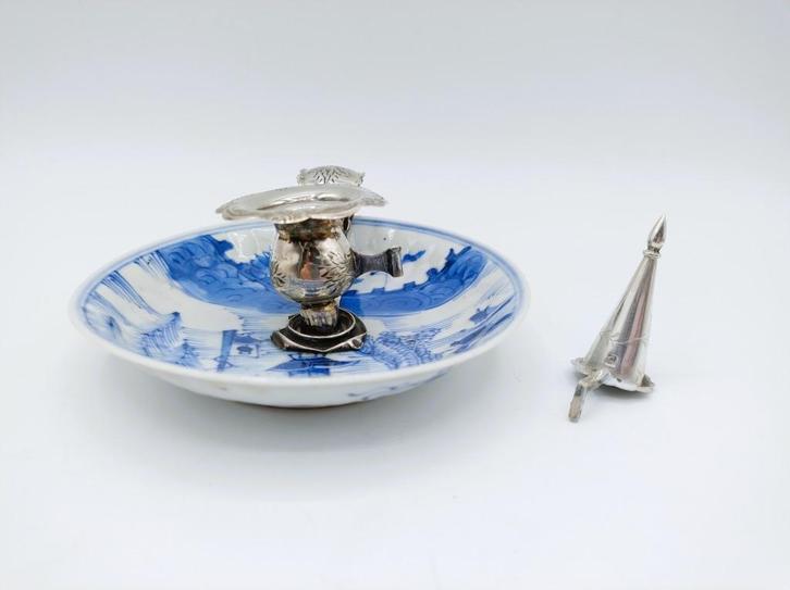 Zilveren blaker op Chinees porseleinen schotel, A.H. Ankum,, Antiek en Kunst, Antiek | Porselein, Verzenden