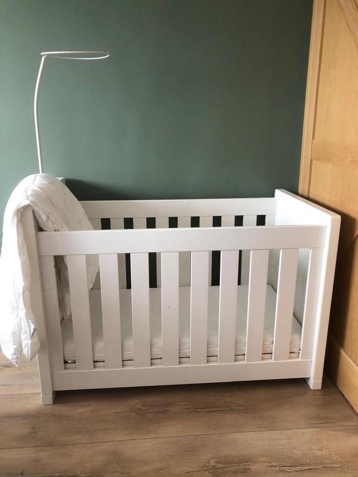 Stevig wit babyledikant matras hemeltje Coming Kids Square, Kinderen en Baby's, Kinderkamer | Complete kinderkamers, Zo goed als nieuw
