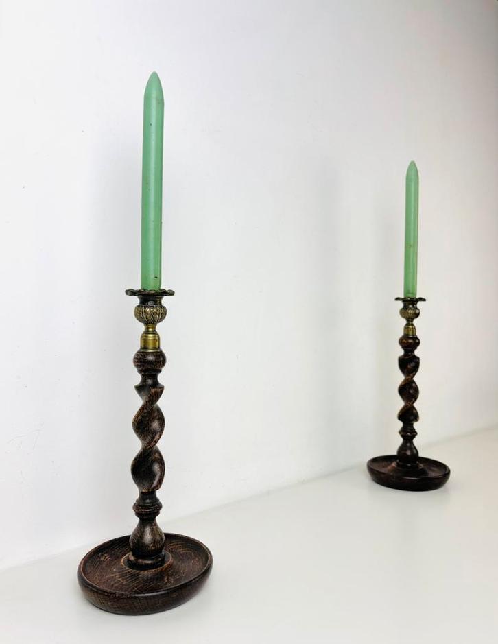 Houten “barley twist” kandelaars met messing kaarsenhouders, Antiek en Kunst, Antiek | Kandelaars, Overige materialen, Ophalen of Verzenden